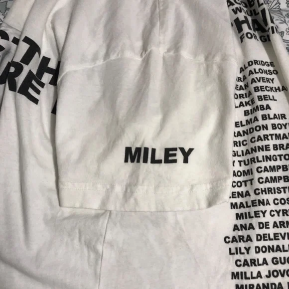 Marc Jacobs “ protect the skin you’re in” t shirt Miley Cyrus - Picture 4 of 6